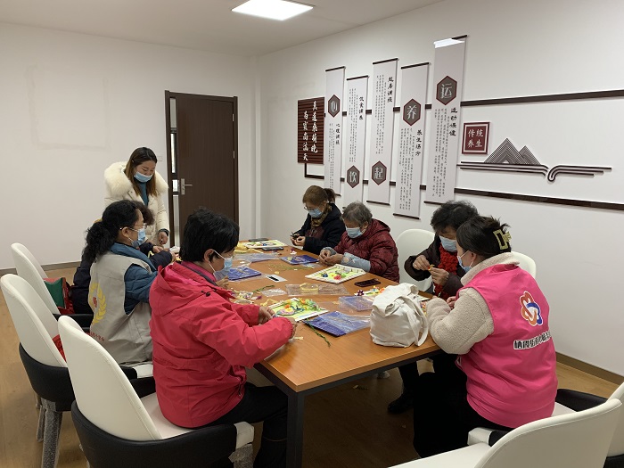 1.8栖化新村社区开展“妙手生花”手工制作活动-1.jpg