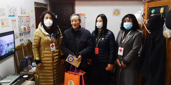 20210208红十字会和旺旺携手慰问困难家庭1.jpg