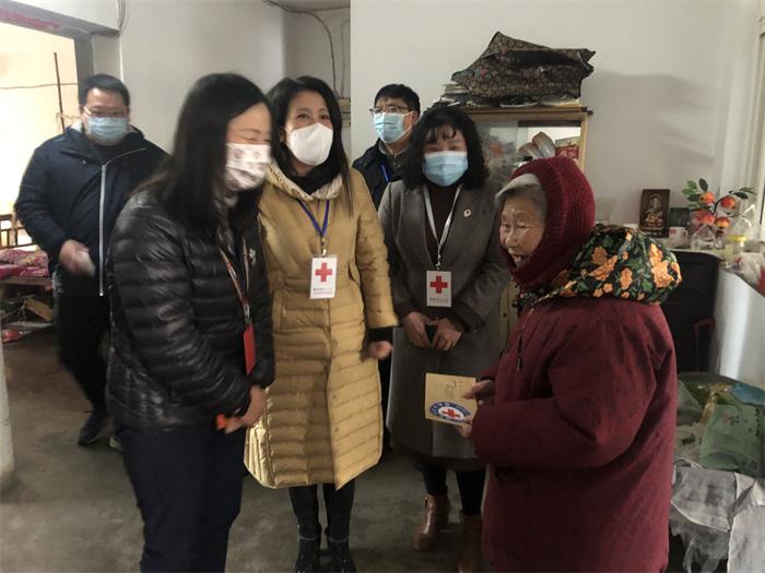 20210208红十字会和旺旺携手慰问困难家庭2.jpg