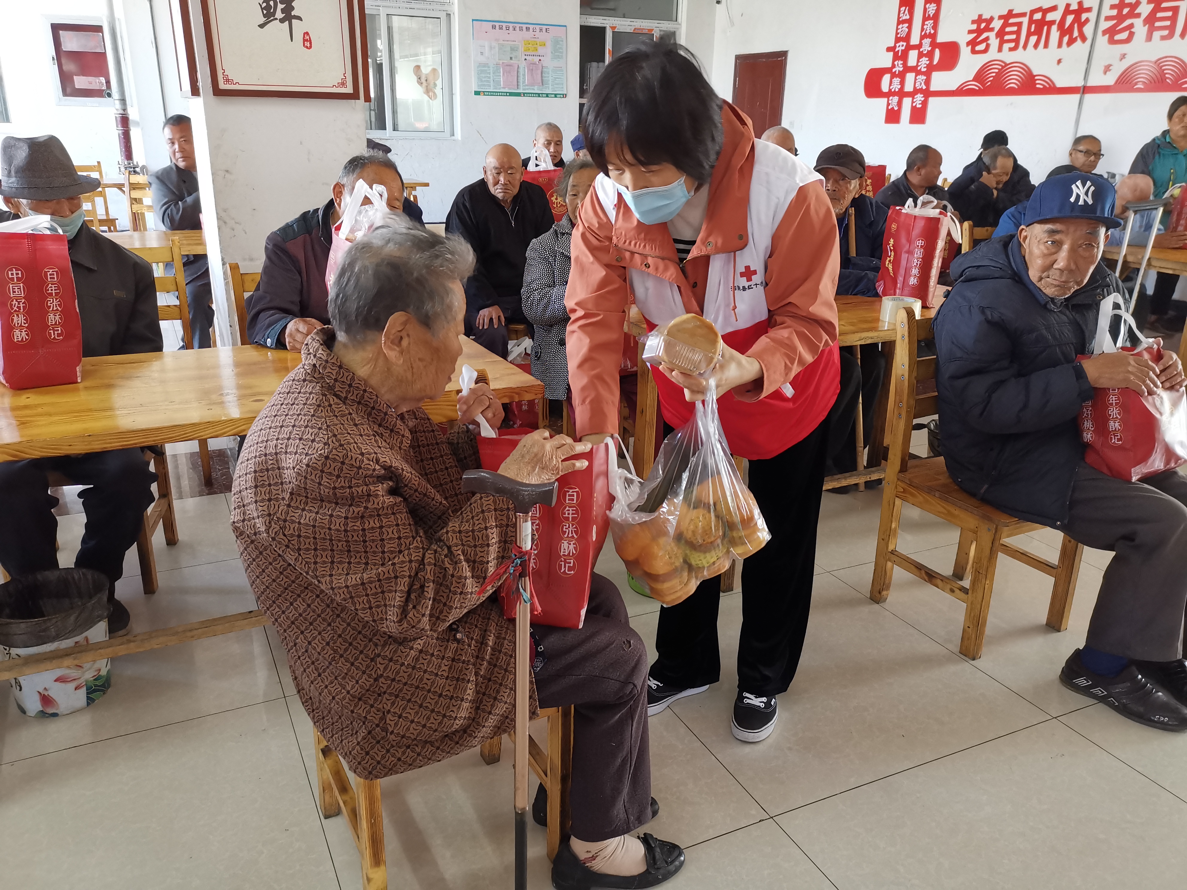 宿迁市红十字会开展九九重阳节“博爱送万家”常态化活动 1.jpg
