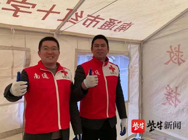 队员组装完成救灾帐篷.jpg