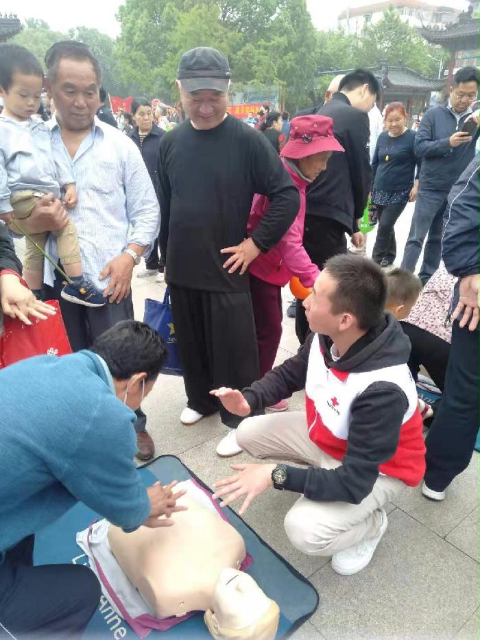 20210512南京市鼓楼区红十字会积极开展“5.12”全国防灾减灾日应急救护广场宣传活动2.jpg