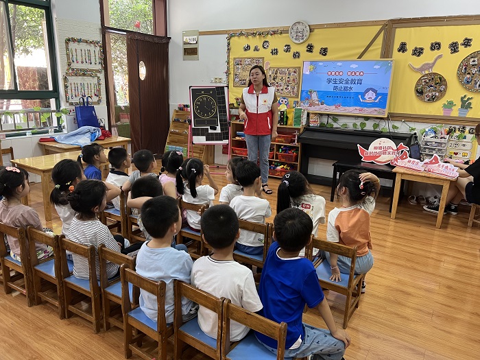 3、7.20 柳塘社区开展学生安全教育-1.jpg