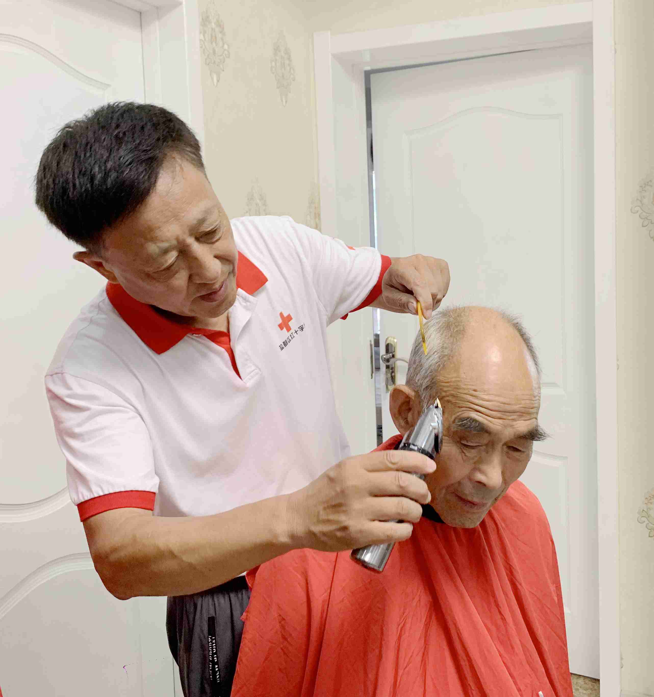 为老人理发_副本.jpg
