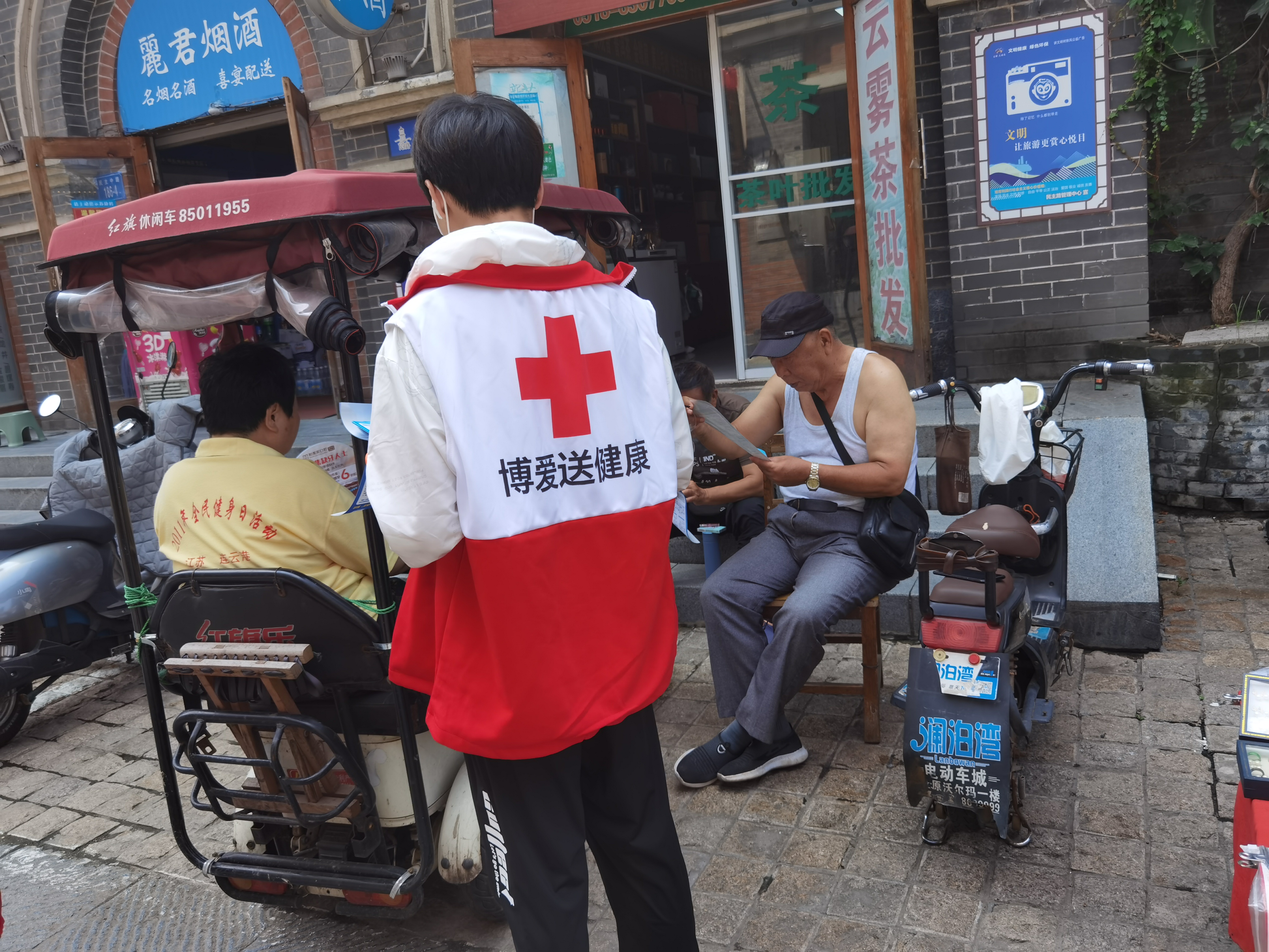 走街串户进行消防安全宣传.jpg
