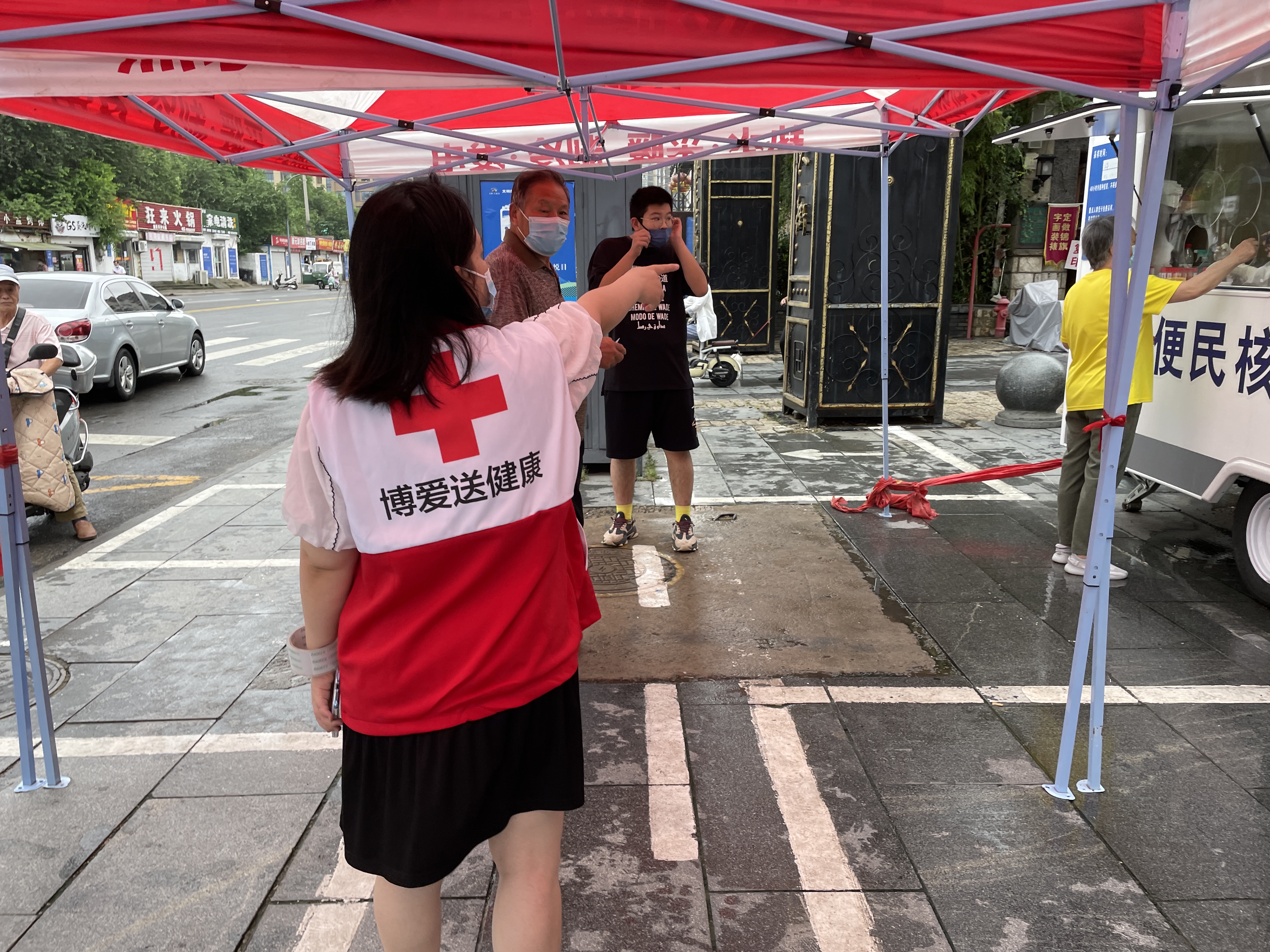 全员核酸现场为居民提供志愿服务.jpg