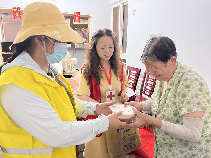 3、8.18 宁康苑社区夏日走访慰问独居老人活动-1.jpg