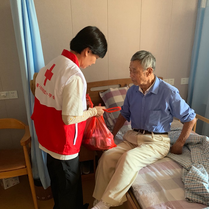 4、8.21 走访慰问 电瓷社区红会为弱势群体送去“夏日清凉”(1)(1)(1)-1.jpg