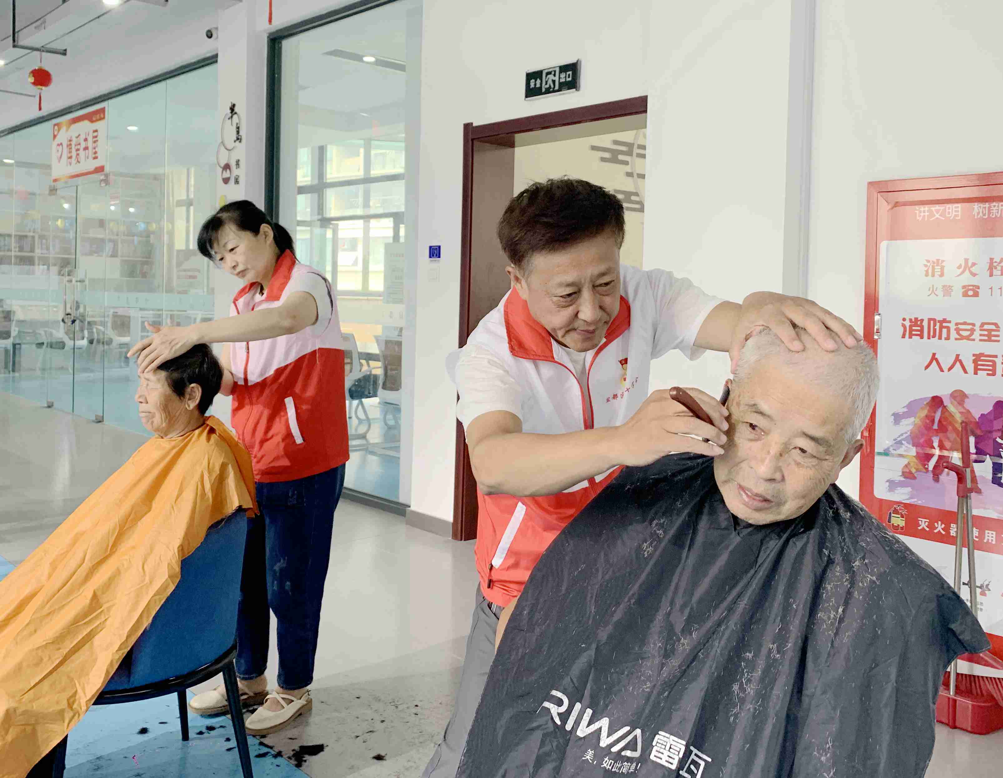 红十字志愿者为老人专业理发_副本.jpg