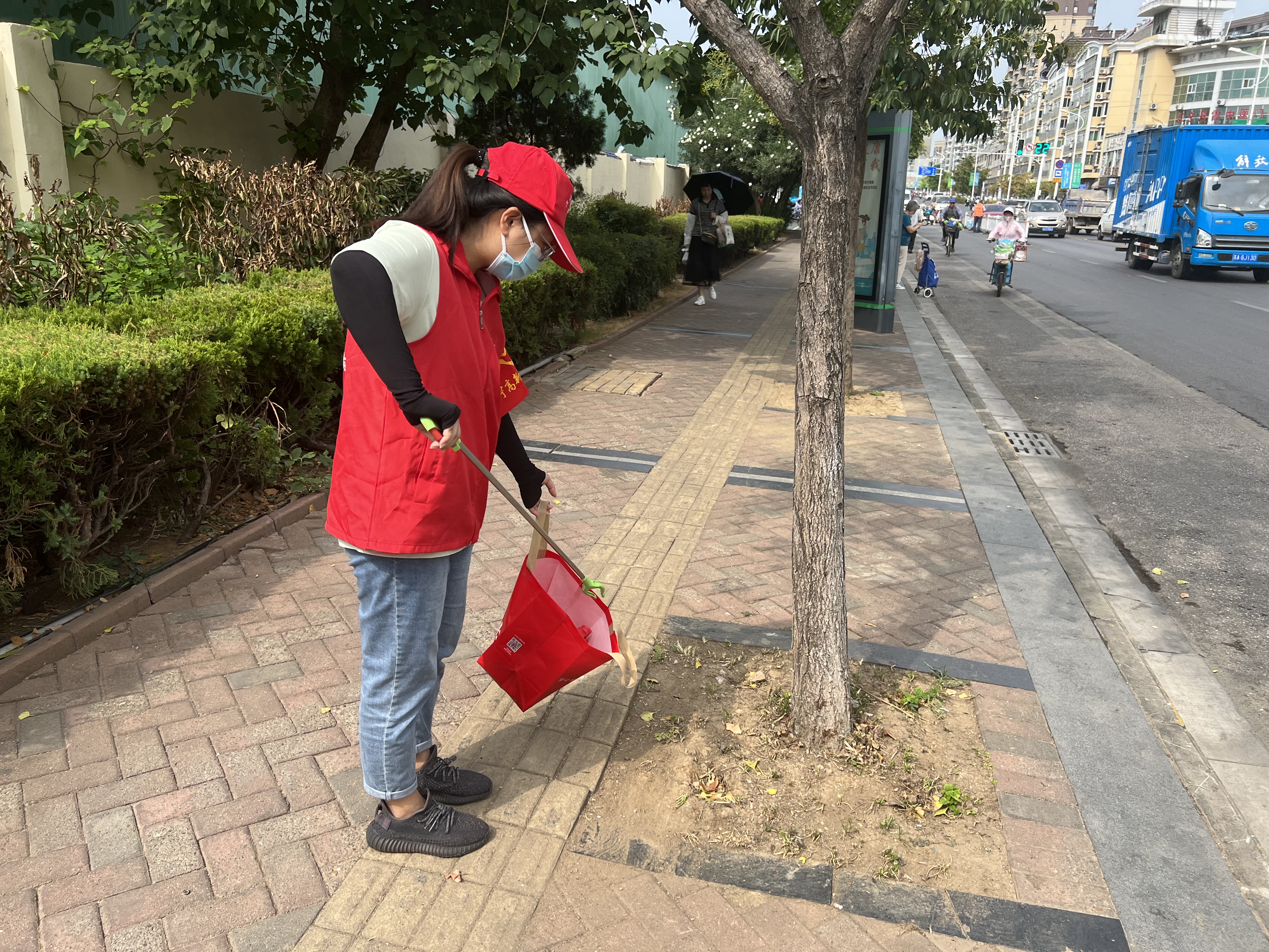 南京江宁高新区志愿者助力文明城市创建工作.jpg
