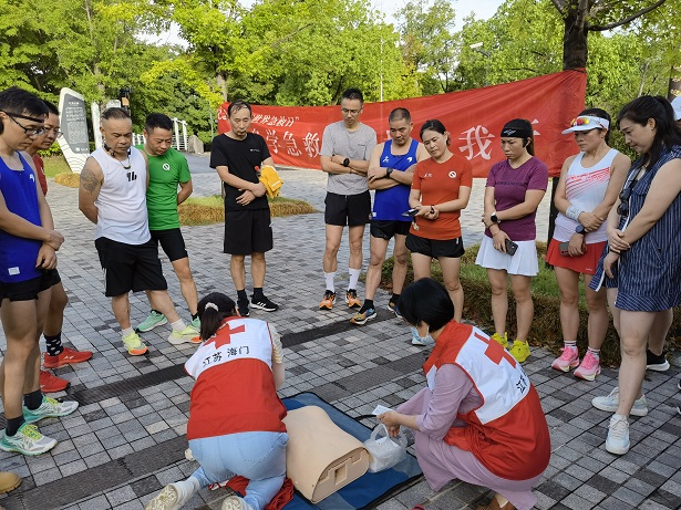 9月4日早晨，在江海文化公园，为海门区马拉松协会的长跑爱好者们举办了一期应急救护培训.jpg