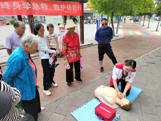 救护师资讲解心肺复苏的实操知识.jpg
