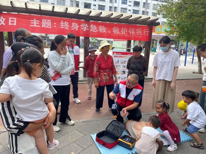 救护师资讲解AED机的使用.JPG