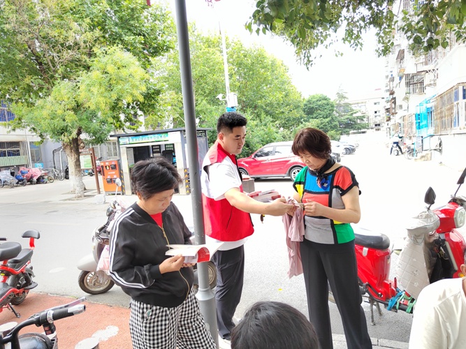 工作人员散发宣传手册1.jpg