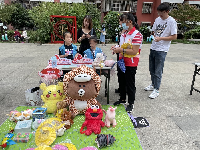 1祥和雅苑社区红会开展“99公益日”广场义卖活动01.jpg