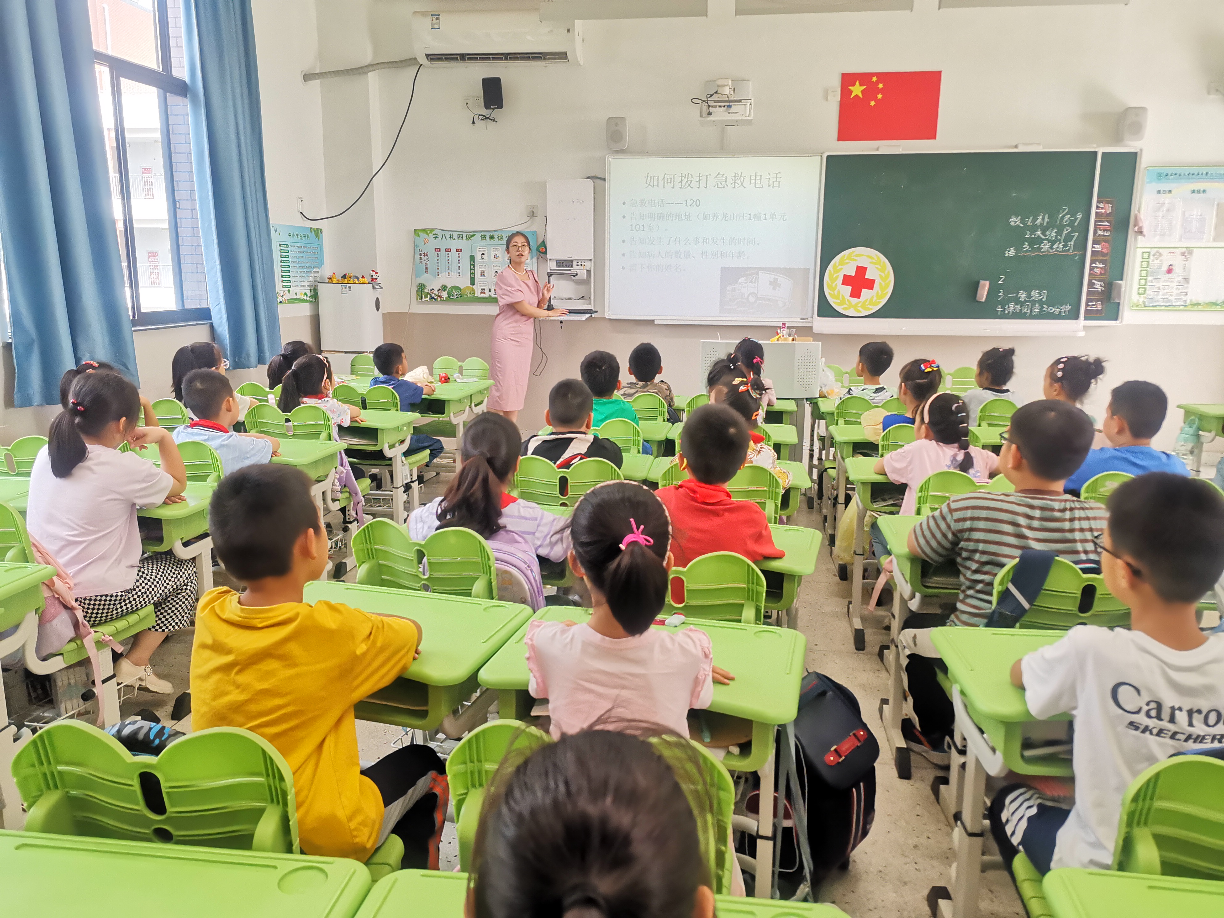江宁区汤山小学红十字会开展儿童急救日宣传1.jpg