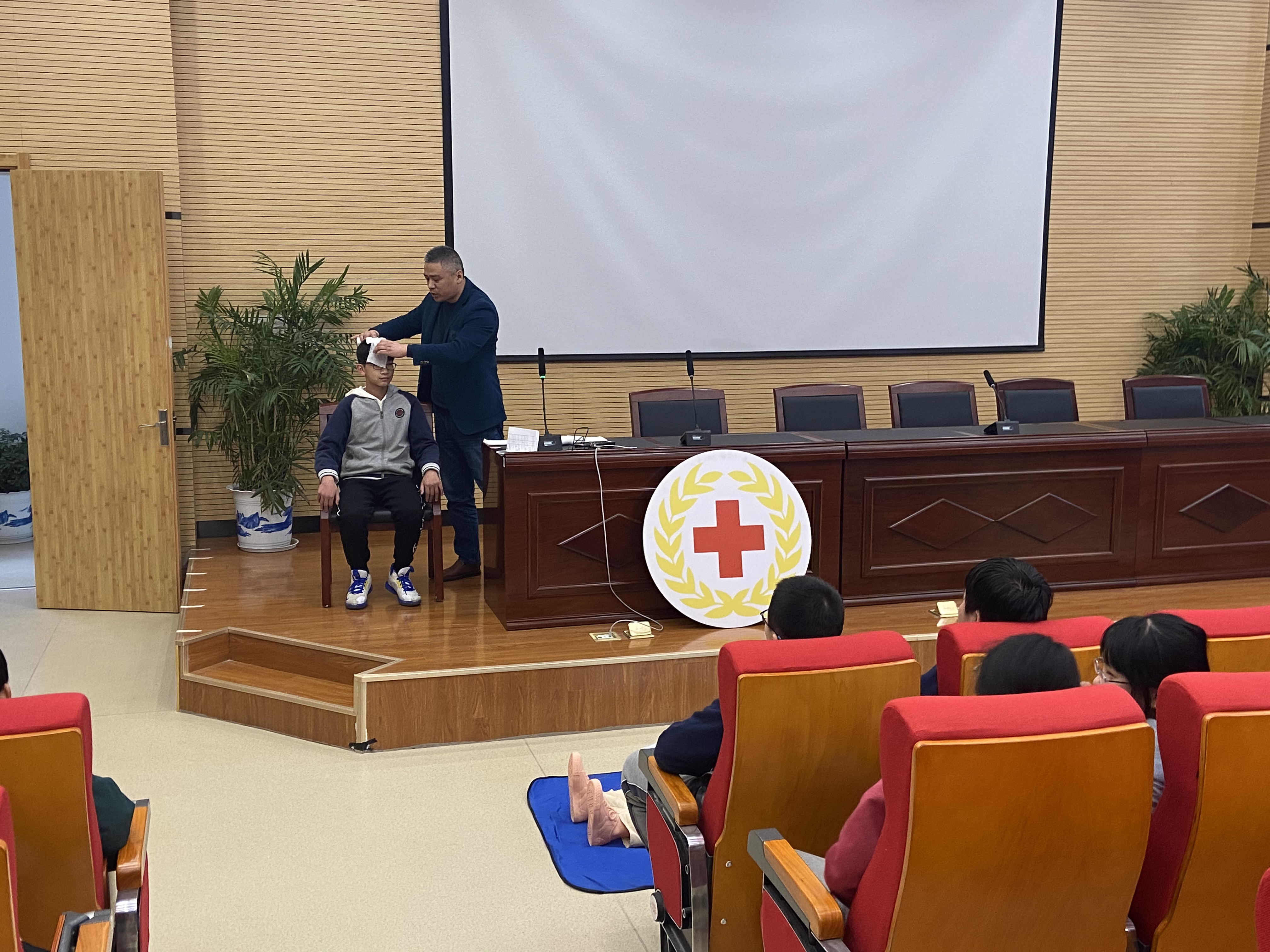 南京市江宁区丹阳学校红十字会开展应急救护培训活动.jpg