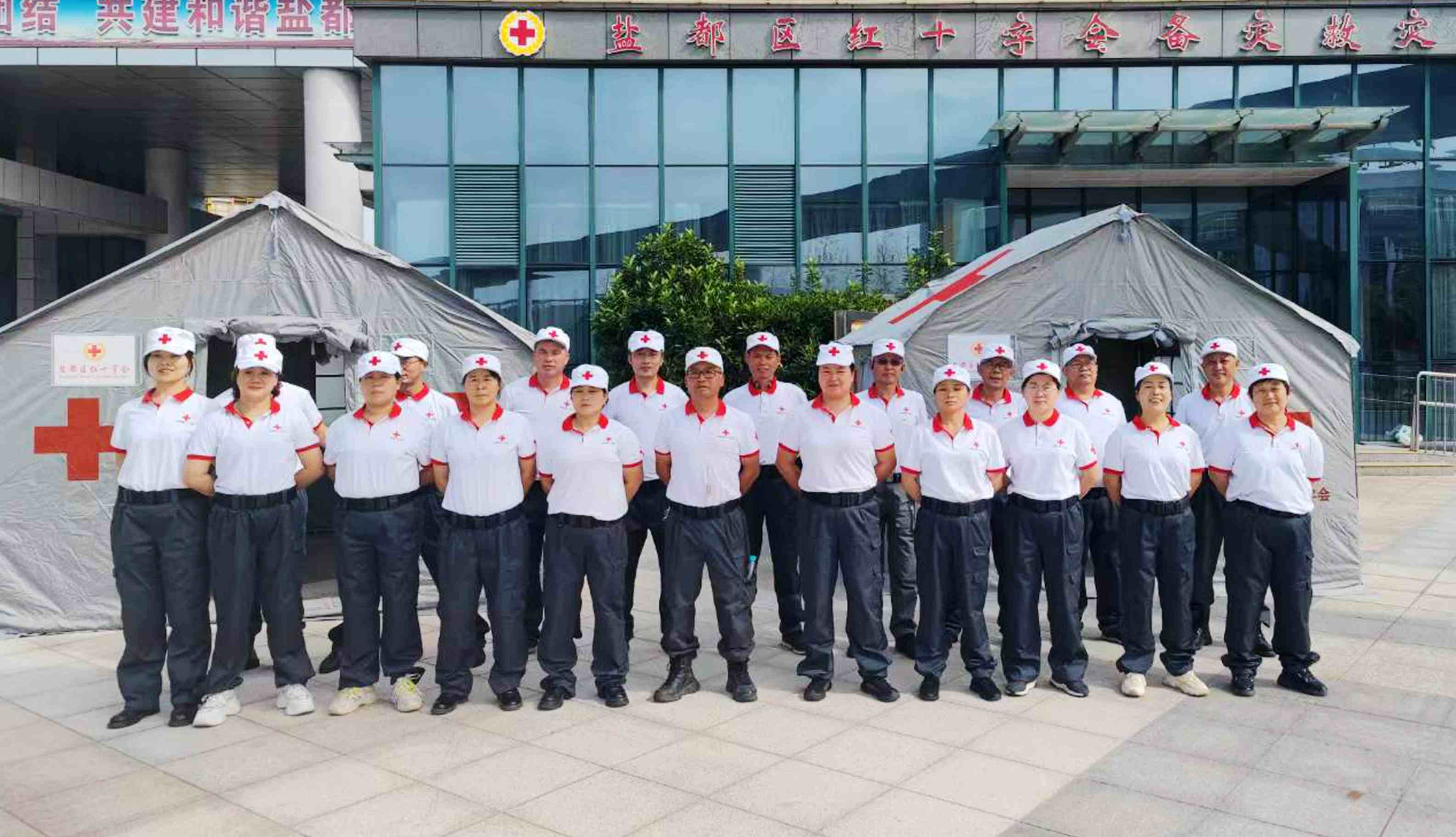 救援队帐篷搭建后合影_副本.jpg