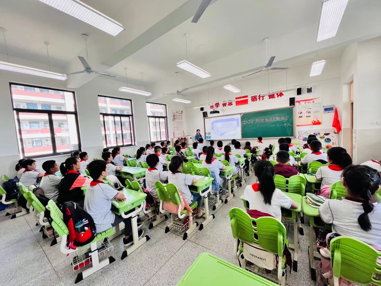 江宁区龙都中心小学红十字会积极参与防近月宣传活动2.jpg