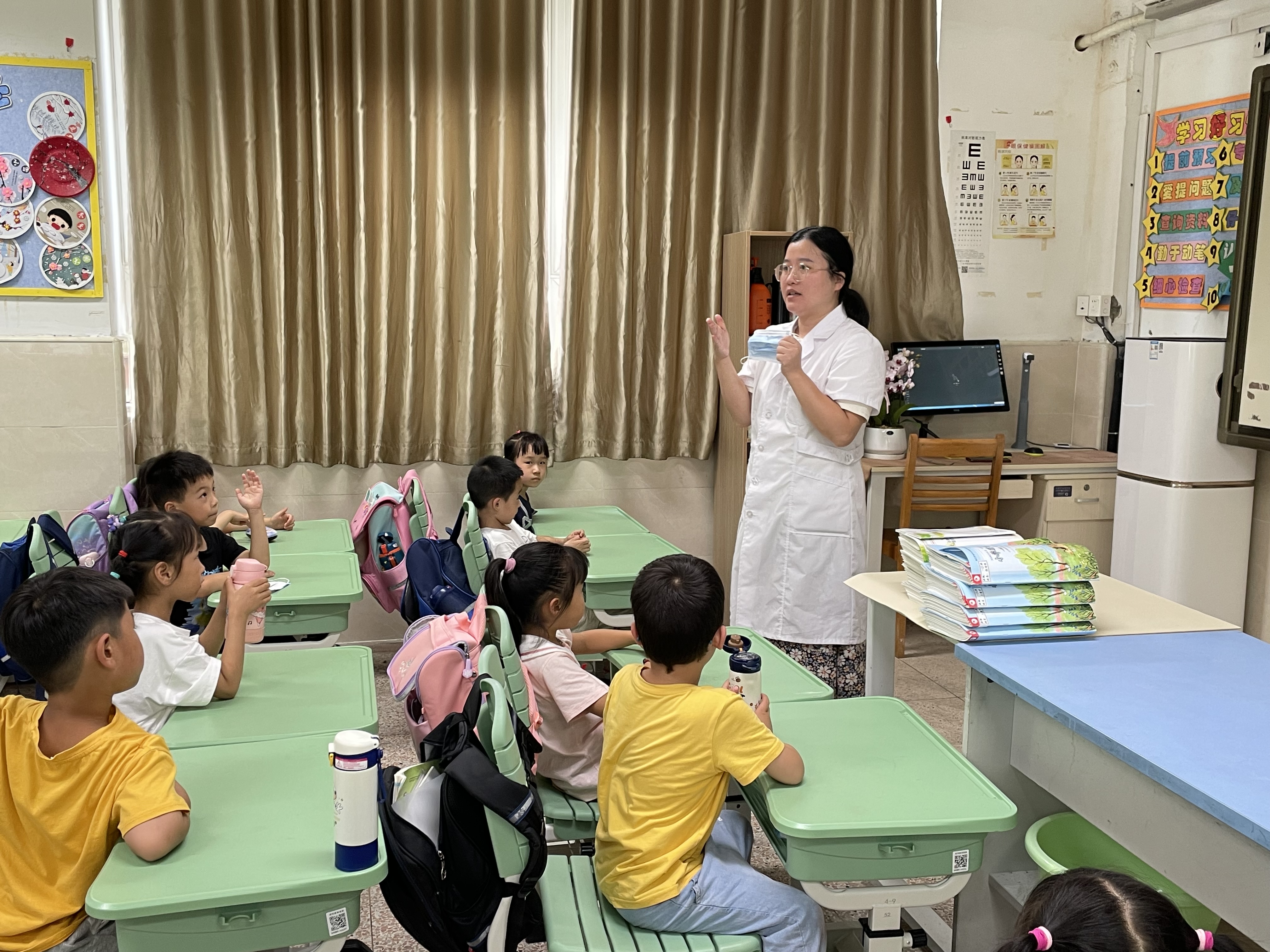 南京市翠屏山小学校红十字会开展“一年级新生健康教育”活动1.JPG