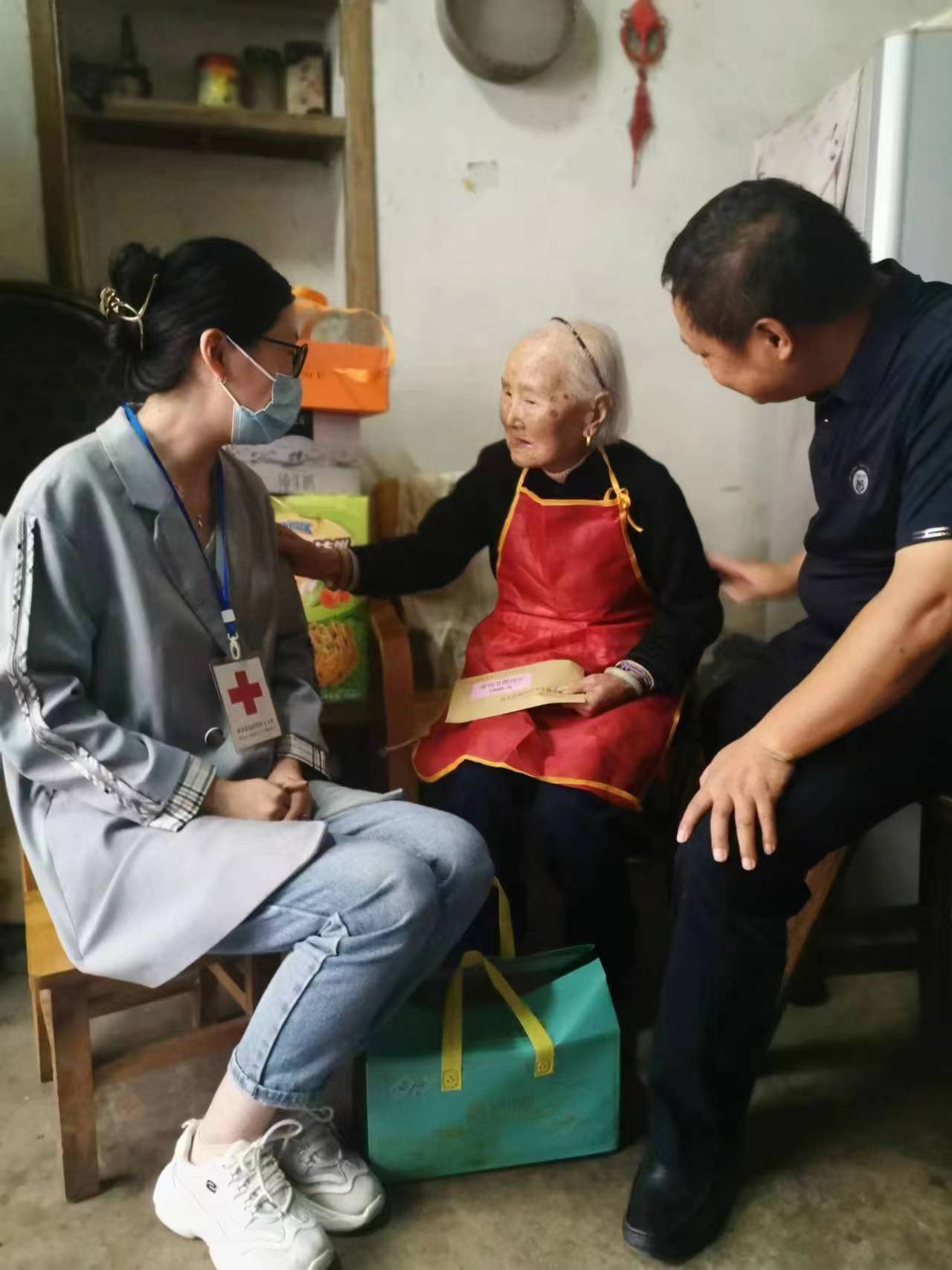 慰问老人.jpg