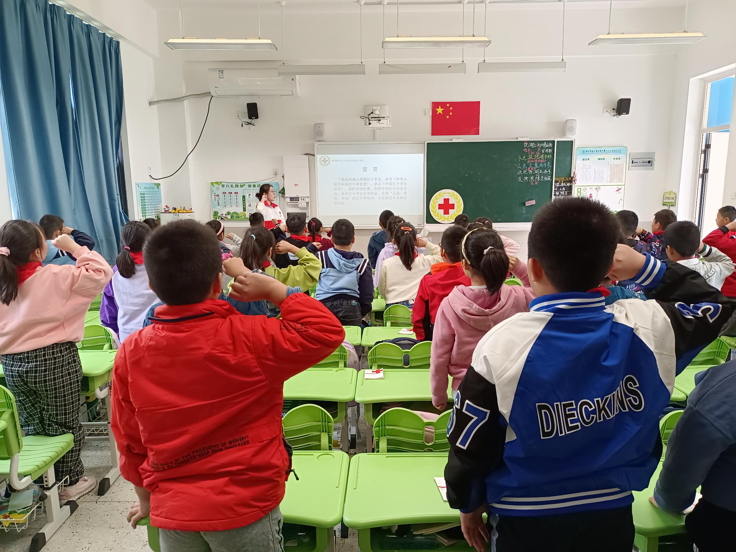 江宁区汤山中心小学红十字新会员入会仪式1.jpg