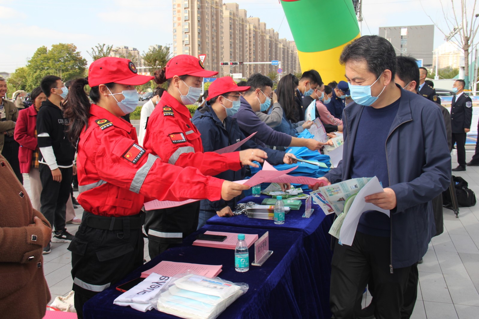 图片8-红会发放宣传单页.JPG