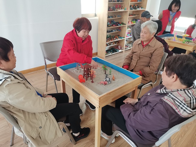 参与者进行沙盘摆放布置-1.jpg