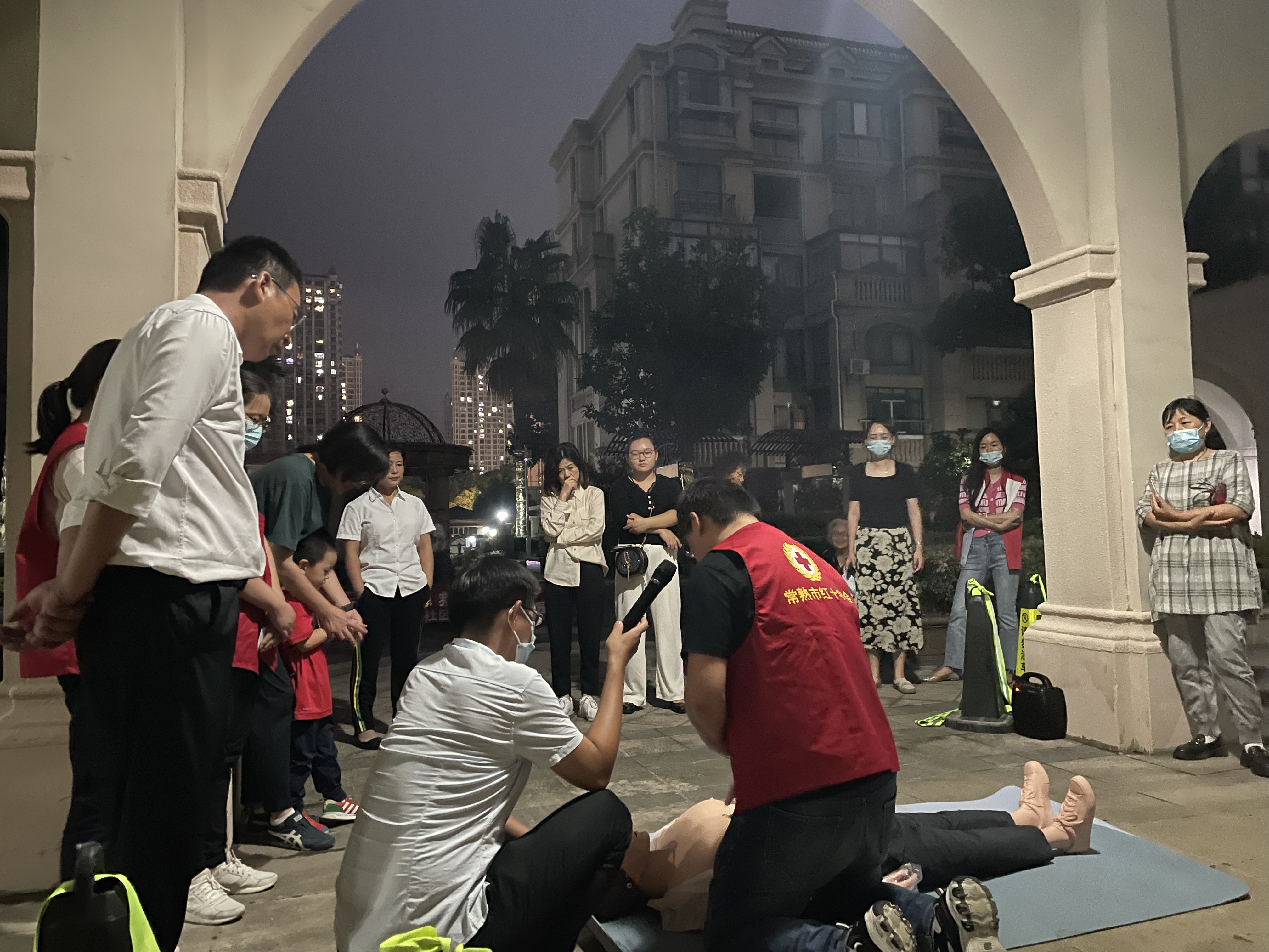 9月16日，常福街道红十字会在景泰社区衡泰锦苑小广场开展市民应急救护公益讲堂.jpg