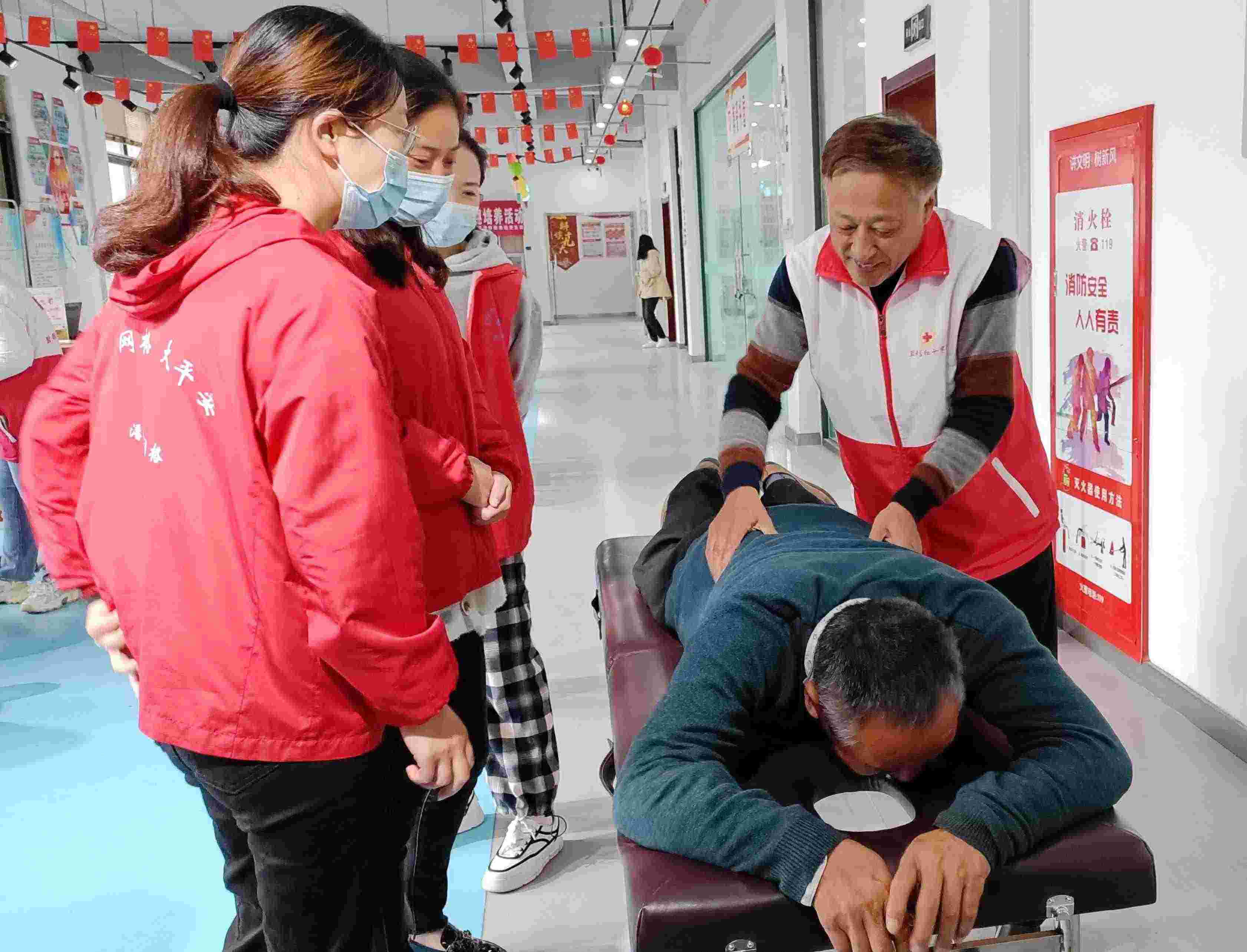 红十字志愿者帖牛为老人按摩服务_副本(1).jpg