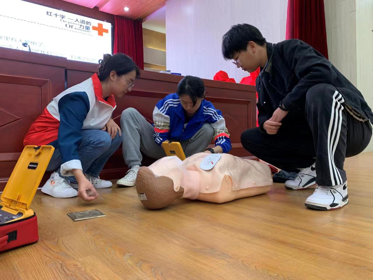 师生健康中国健康 南京市竹山中学邀请区红会培训师开展救护培训3.jpg