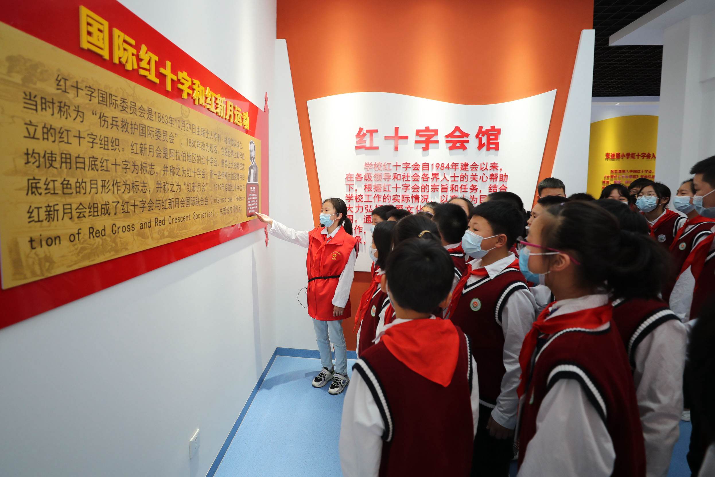 参观学校红十字馆1_副本.jpg