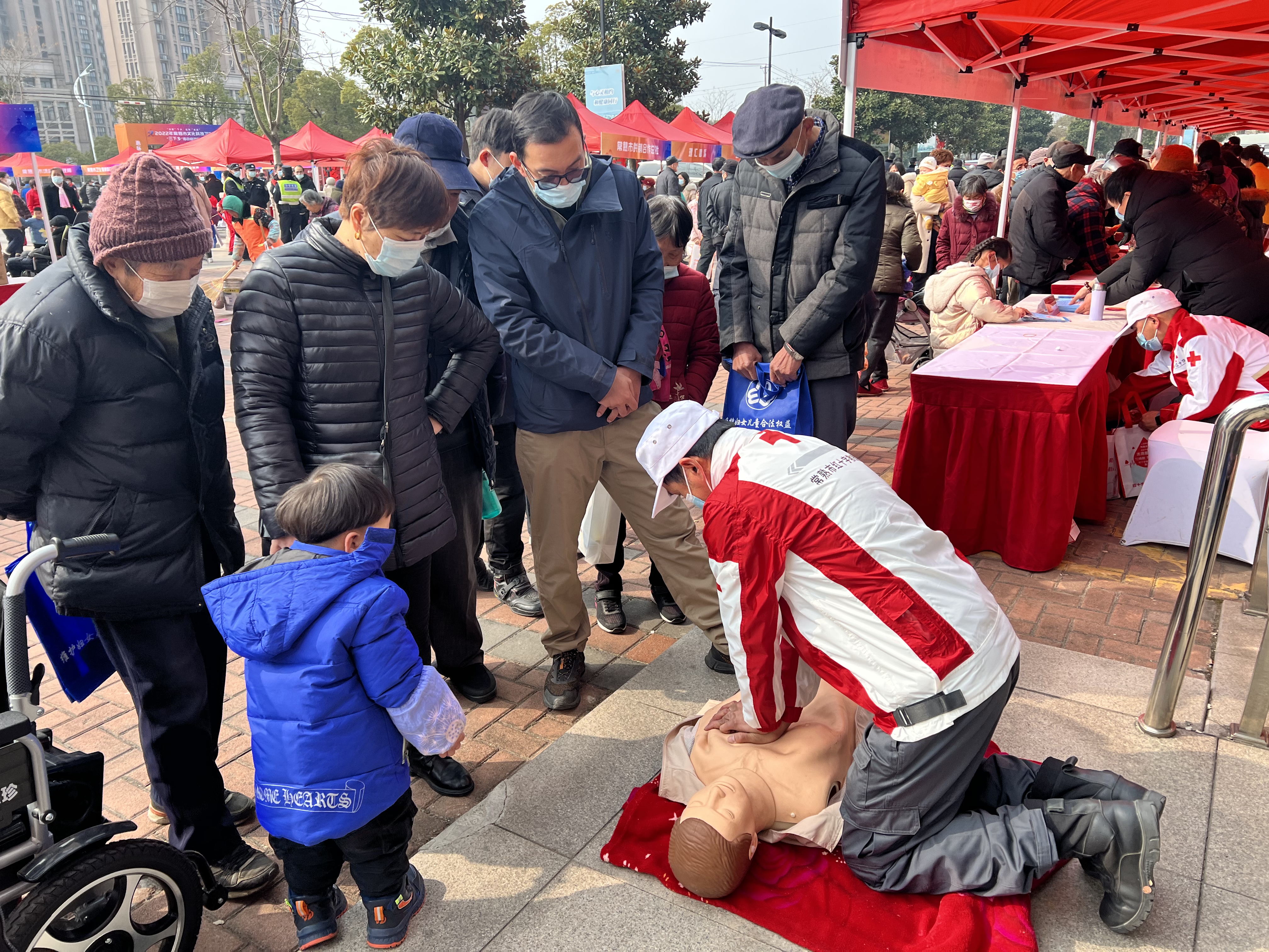 5常熟市红十字会参加“三下乡”活动，在碧溪街道聚和佳苑广场开展街头应急救护宣教.jpg