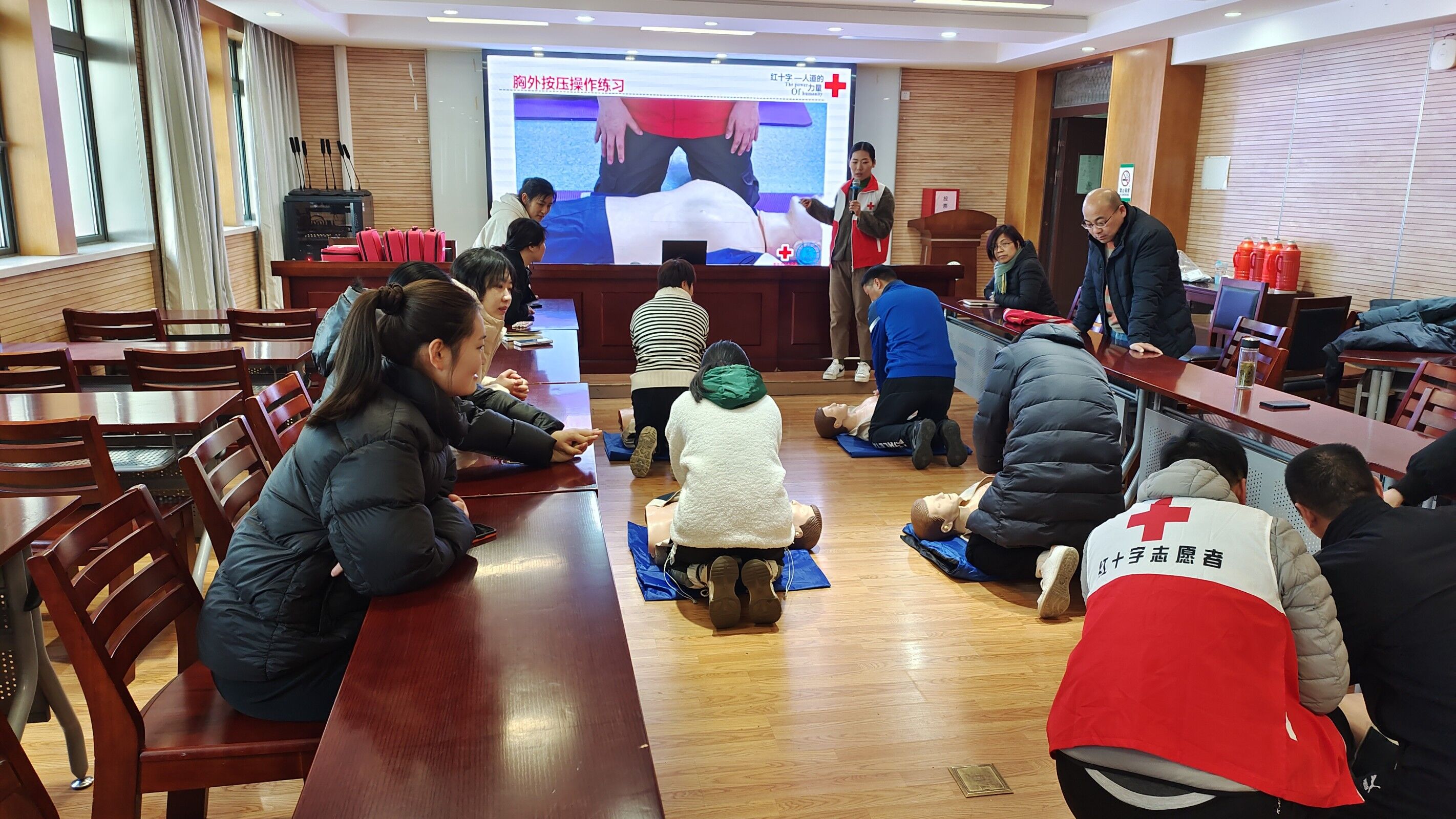 南京市东山小学红会开展教职工应急救护活动(1).jpg