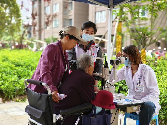 燕子矶街道红十字会“博爱光明行”巡回义诊为眼病患者送光明(1).jpg