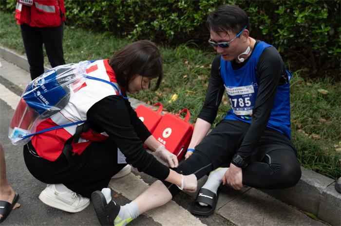 2、救在身边-马拉松赛事里的红十字力量 (2).jpg