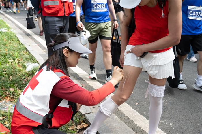 2、救在身边-马拉松赛事里的红十字力量 (3).jpg