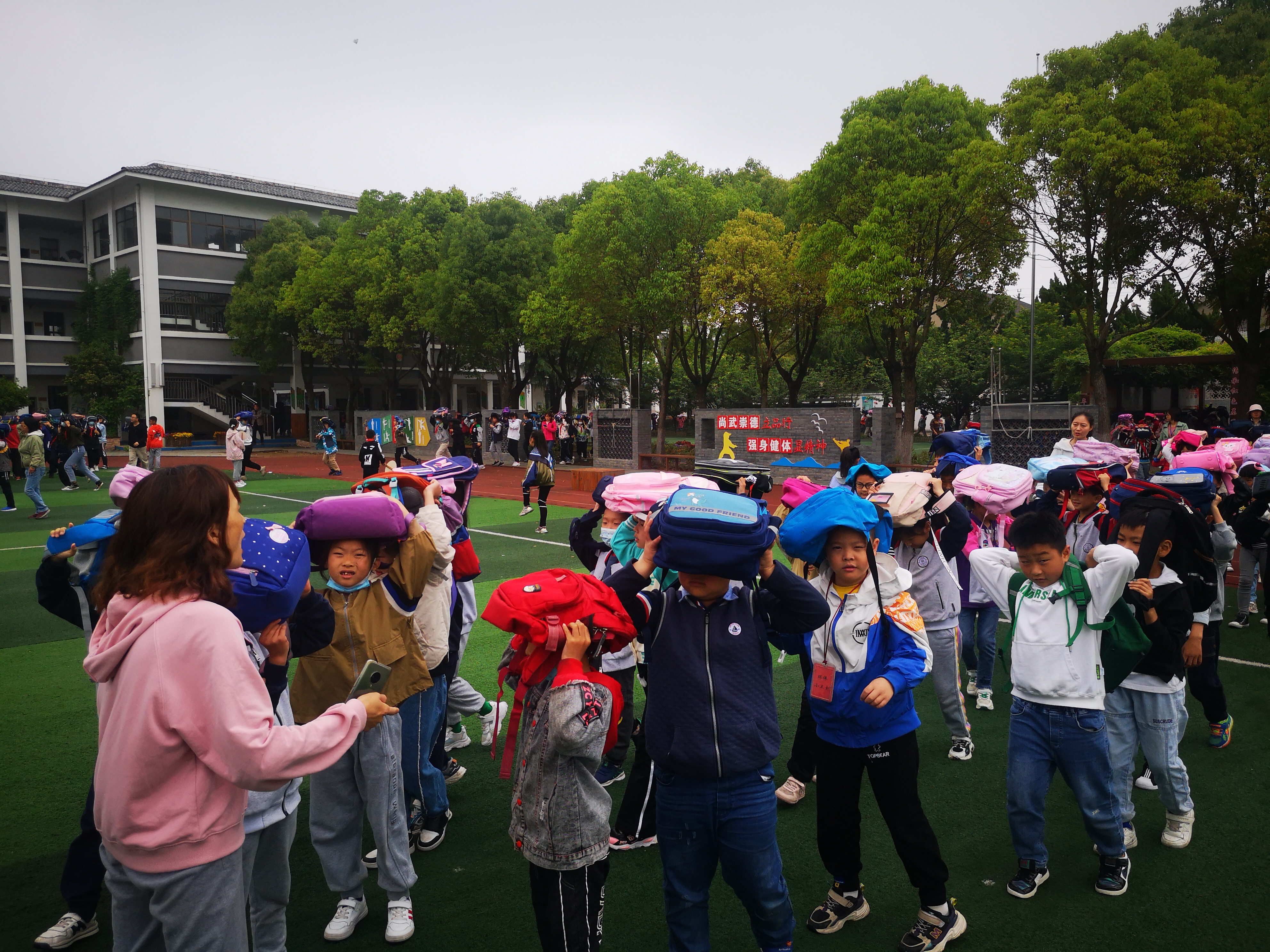 紧急避险疏散演练.jpg