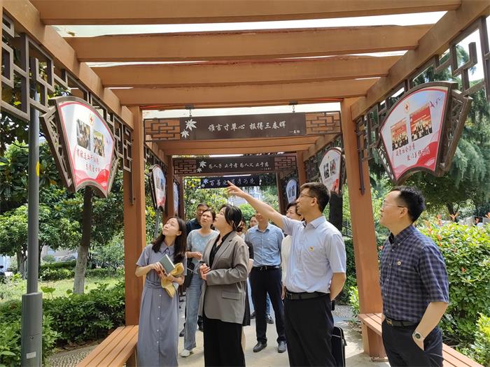 1、2024.5.24南京市红十字会深入社区    共筑红十字事业新篇章 (2).jpg