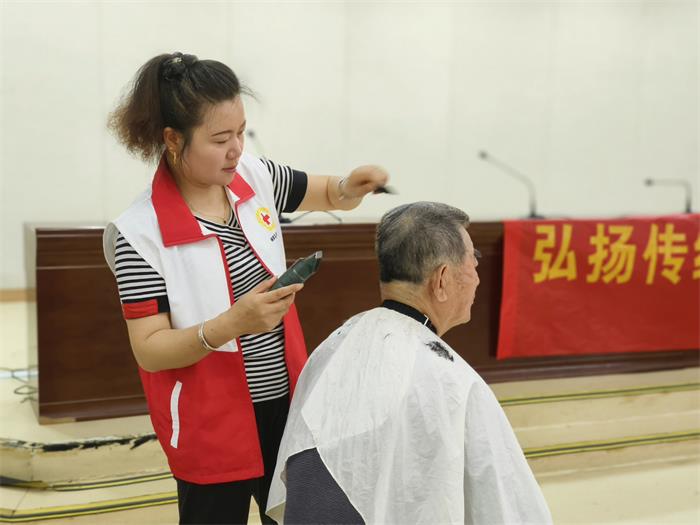 6、剪”出精彩 “足”够舒适--高龄助老活动(1).jpg