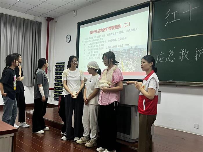 7、栖霞区红十字会深入南京审计大学金审学院开展救护员培训 (1).jpg