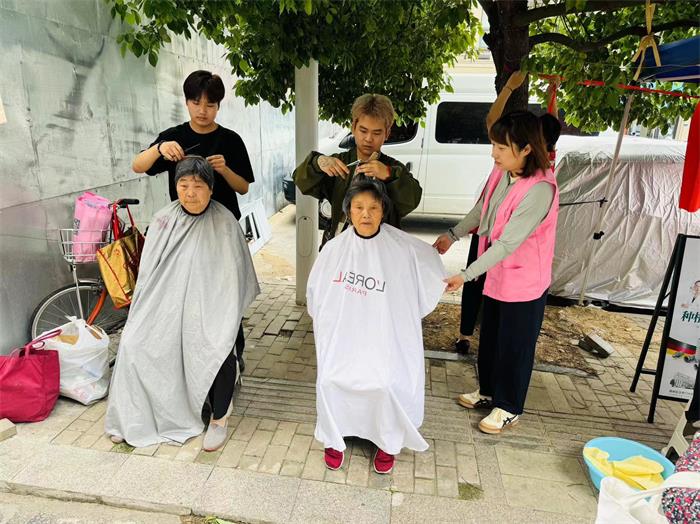 5、樊甸社区：开展便民集市，敬老服务进社区活动.jpg