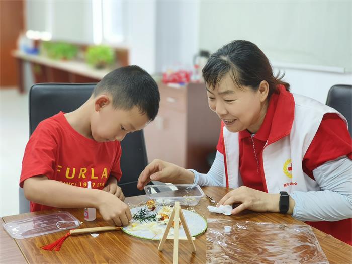 12、童心巧绘团扇，传承传统文化手工制作活动.jpg