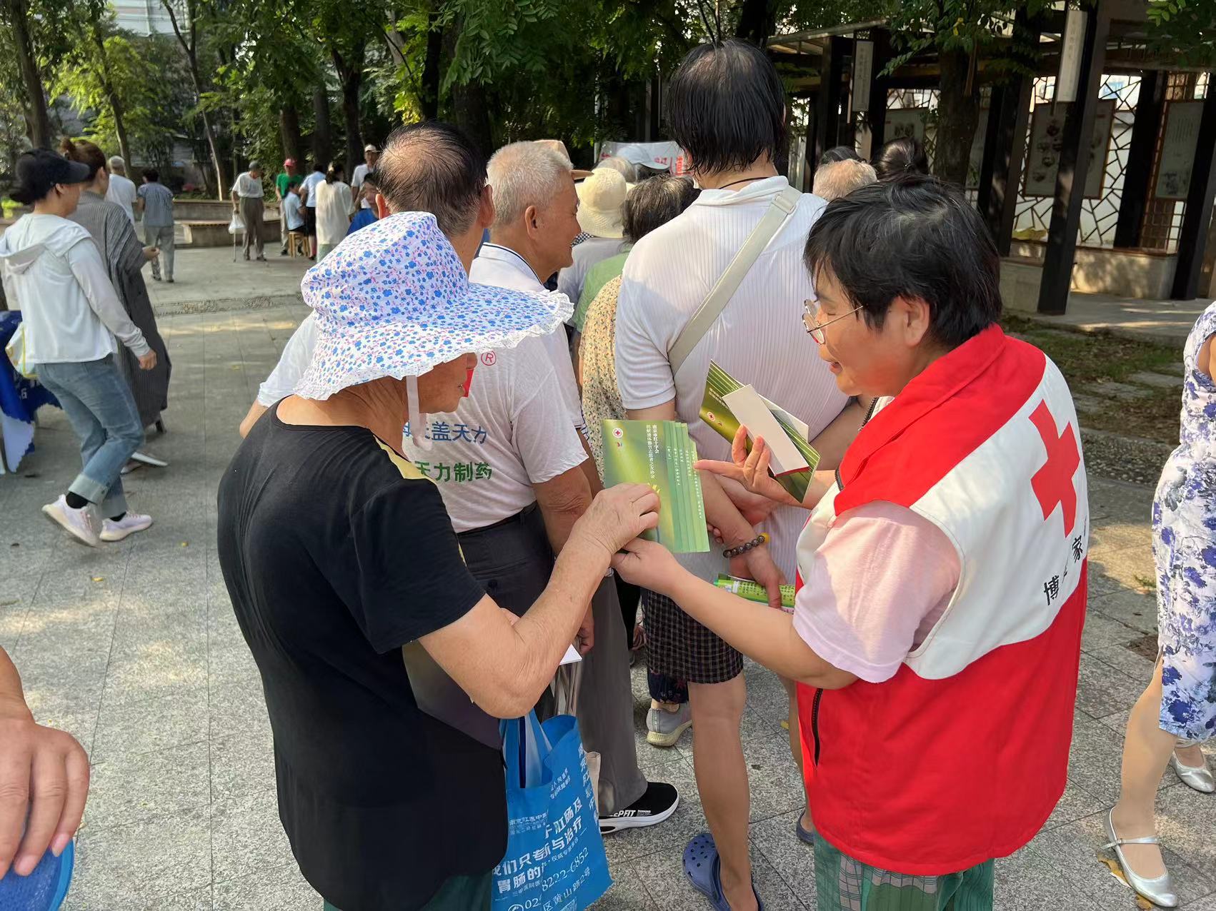 9月2日-南化新村社区-博爱广场联合义诊传播救护知识与理念(1).jpg