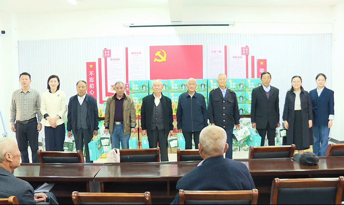 刘区长双庄靳塘社区慰问老人1.jpg
