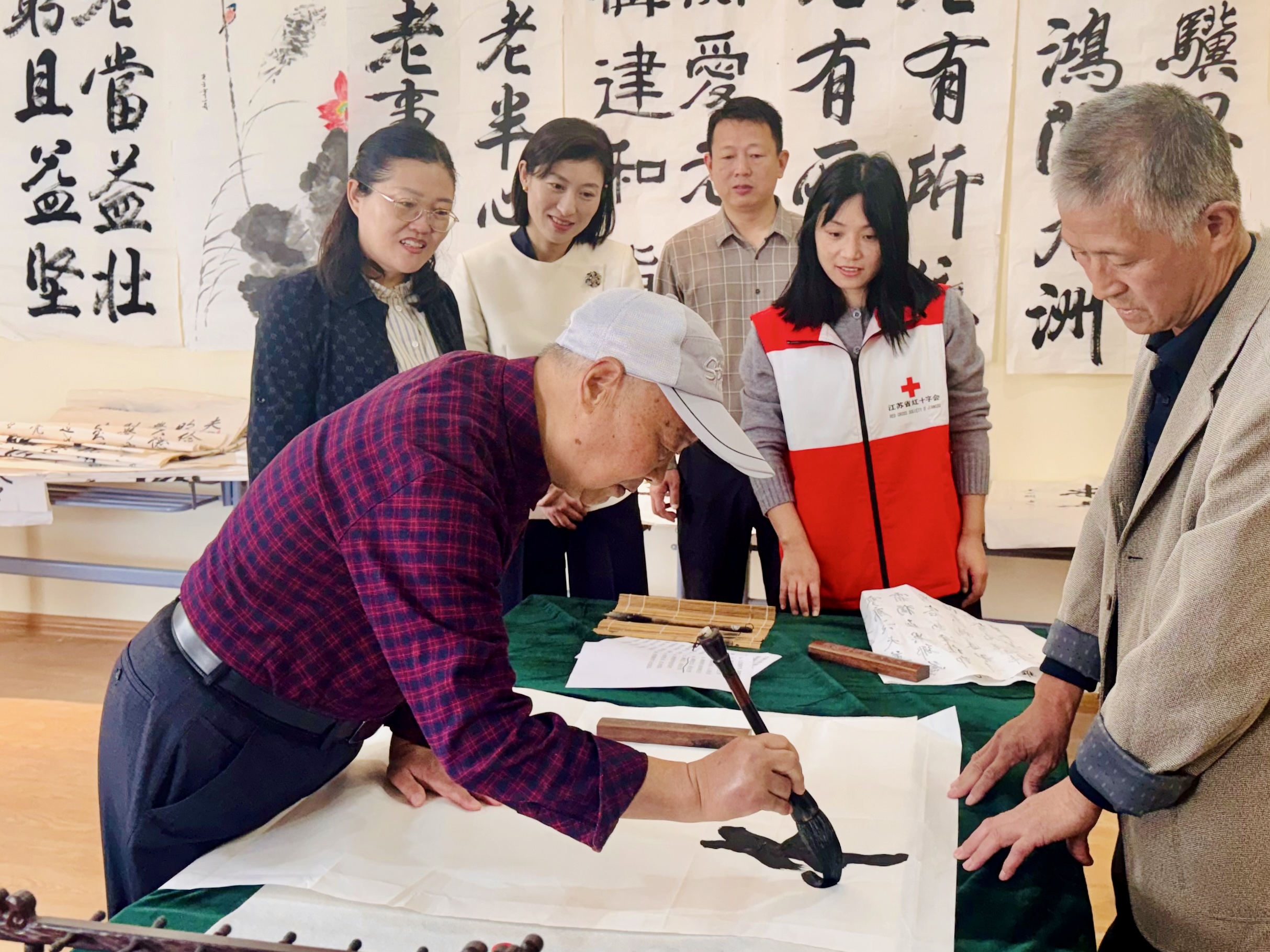 刘区长双庄靳塘社区慰问老人2.jpg