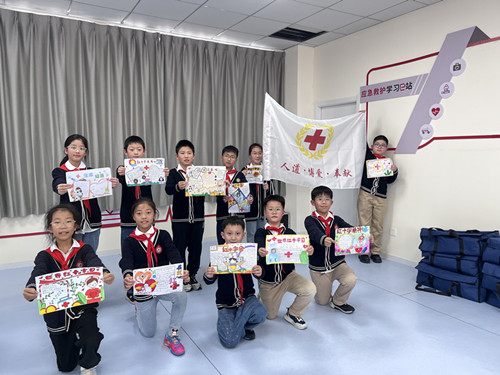泰州市城东中心小学红十字会开展“我心中的红十字”手抄报活动_副本.jpg