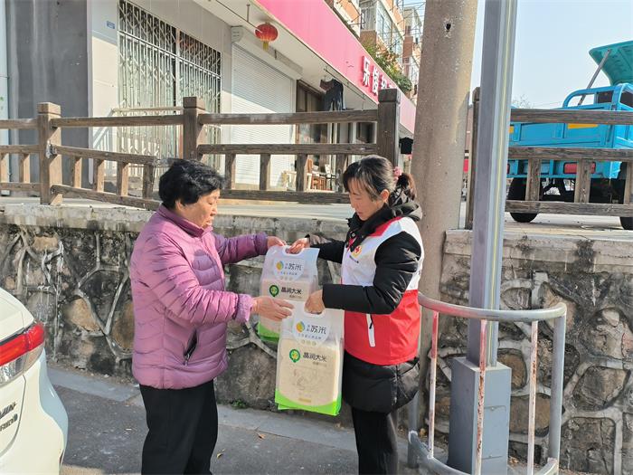 新合村 红十字志愿者温情送暖独居老人1(1).jpg