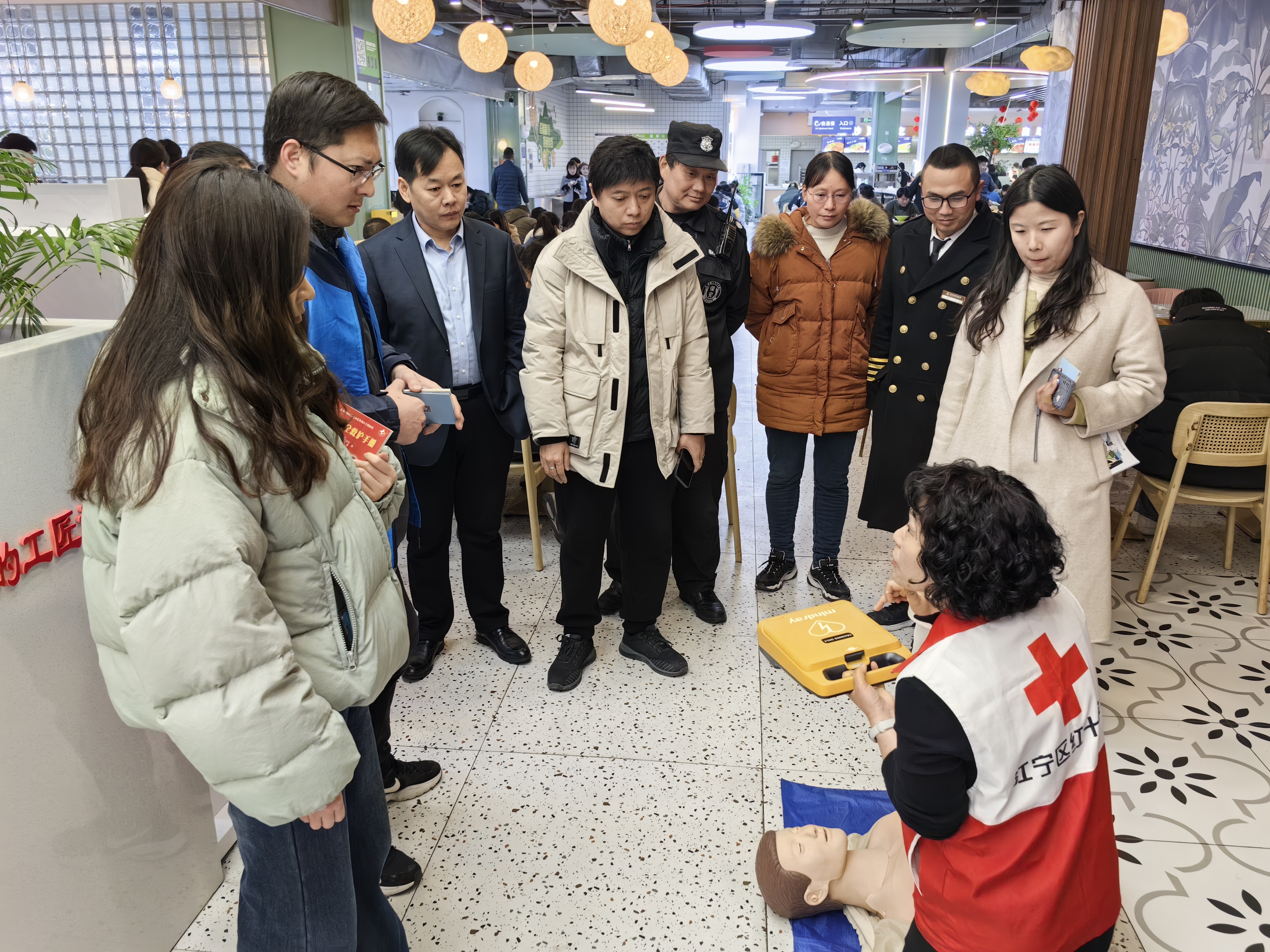 南京市江宁区红十字会“江小红公益课堂”走进江宁开发区硅巷园区宁工享·职工食堂，急救知识科普受热捧。.jpg