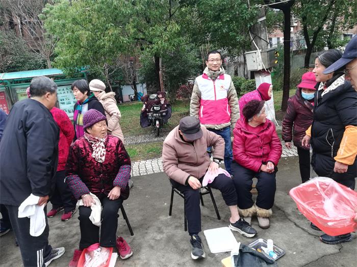 1、2025.3.5幕府山庄社区开展学雷锋便民服务与义诊活动.jpg